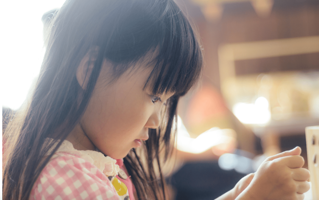 ワークショップをする子ども